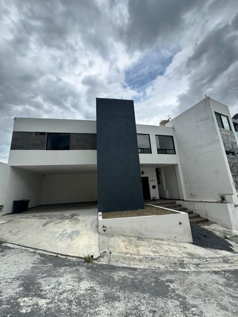 CASA EN VENTA CUMBRES DE SANTIAGO